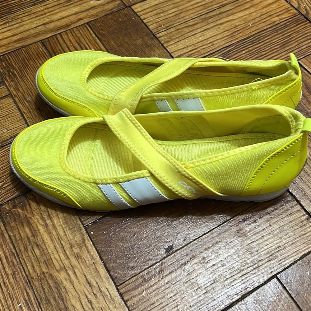 NWOB DKNY yellow shoes size: 8 - Picture 3 of 6